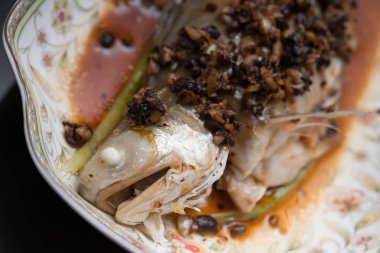 taze haşlanmış bütün Balık sos ile kaplı yakın çekim