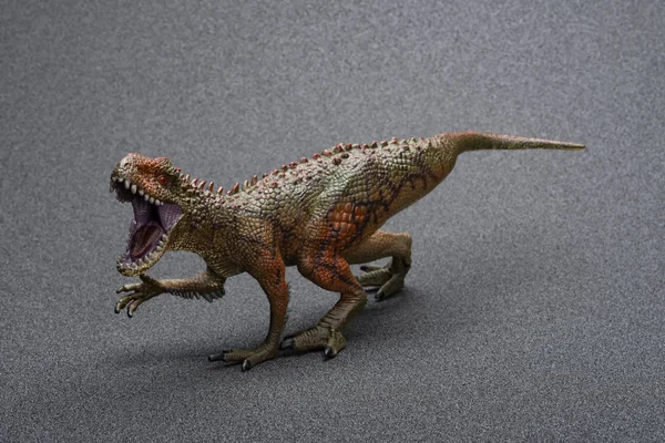 Carcharodontossauro brinquedo em um fundo escuro — Fotografia de Stock