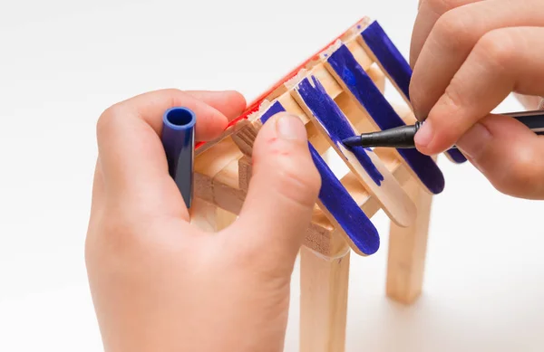 Niño haciendo pintura de color para un modelo de casa de madera —  Fotos de Stock