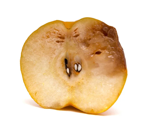白い背景上の腐った梨をカットの半分 — ストック写真