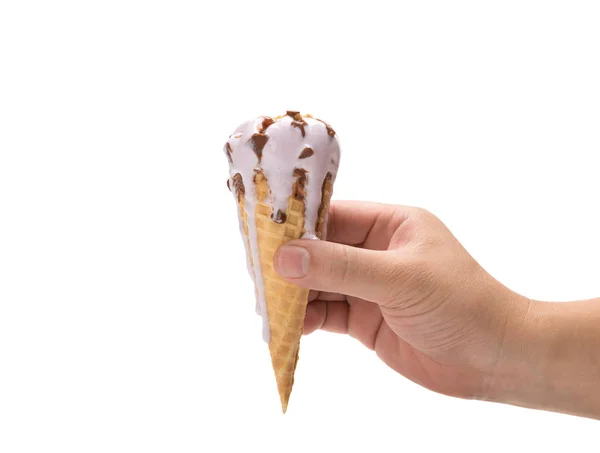 Рука держит плавильный арахисовый конус мороженого — стоковое фото
