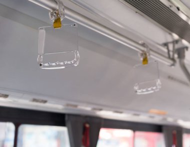 Küpeşte genel bir araç içinde