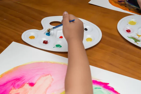 Dziecko robi kolorowe malowanie — Zdjęcie stockowe