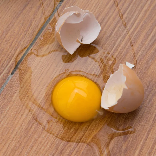 Kattaki kırık yumurta