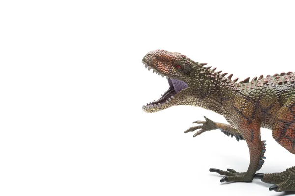 Кархародонтозавровая игрушка на белом фоне с копировальным пространством — стоковое фото