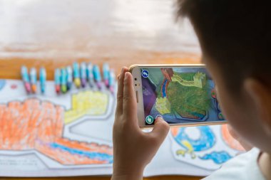 Augmented Reality popup Resim Sergisi bir rengin oynayan çocuk büyük duvar hareket eden yolu ile dolu.