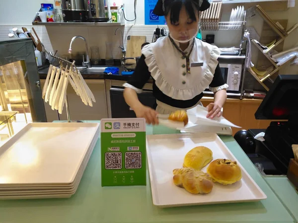 Achat de pain avec paiement via QR code de Wechat ou Alipay — Photo