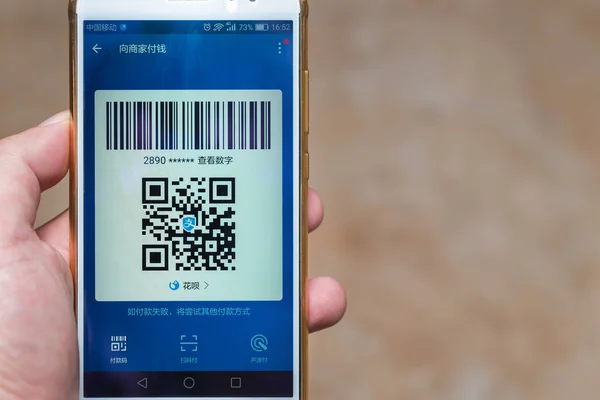 Chinese man preparing a payment via QR code — Stock Photo, Image