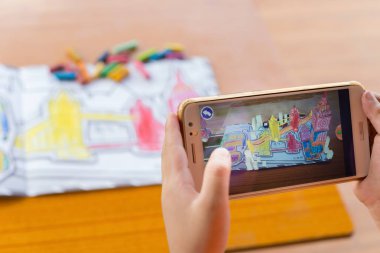Augmented Reality popup resimleri dolu London Tower Bridge yolu ile hareket eden oynayan çocuk