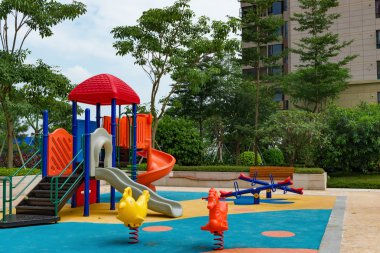 avluya bir yerleşim bölgesinde çocuklar için oyun