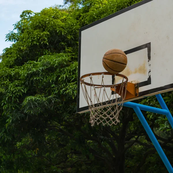 Baloncesto en el borde del aro — Foto de Stock