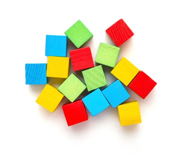 Top beyaz bir arka plan üzerinde renkli kare ahşap oyuncak bloklarını görüntülemek — Stok fotoğraf