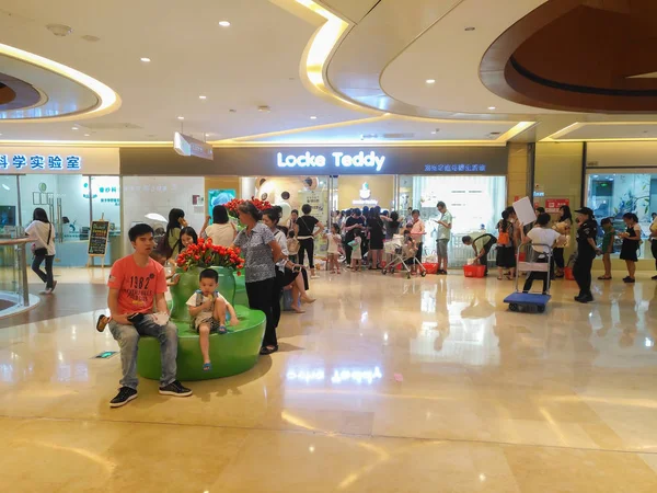 ZHONGSHAN CHINA-10 de septiembre de 2017: minorista de Locke Teddy con muchos compradores en un gran centro comercial . — Foto de Stock