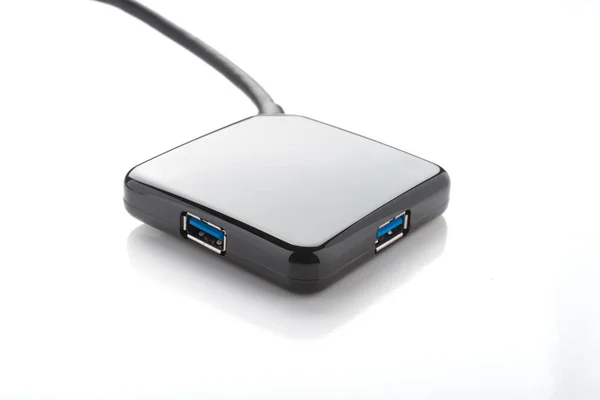 Черный USB-концентратор на белом фоне — стоковое фото