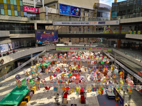 Orta Sonbahar Festivali ve ulusal tatil alışveriş merkezi Çin'deki asılı renkli kağıt fenerler