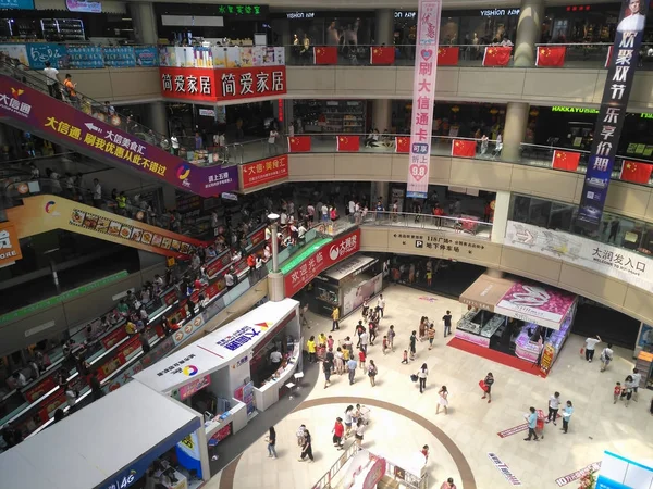 Un sacco di consumatori che visitano un grande centro commerciale nei giorni festivi nazionali — Foto Stock