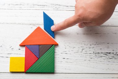 bir ev şeklinde ahşap tangram son bit bitirme