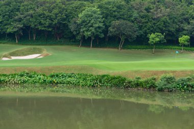 Göle yakın Golf Sahası