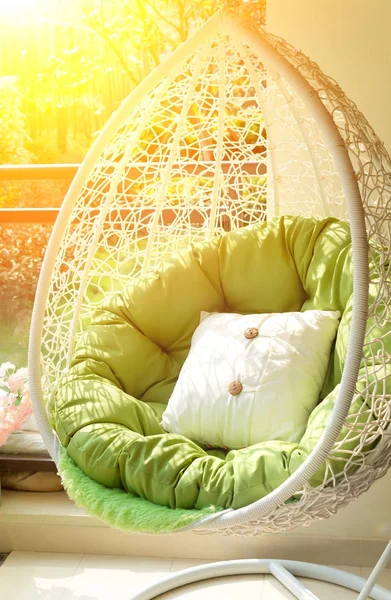 Balançoire de jardin avec matelas et coussin dans un balcon par une matinée ensoleillée — Photo