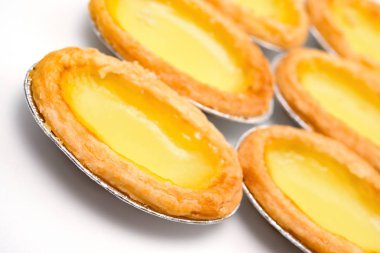 Beyaz bir arka plan üzerinde taze yumurta tart