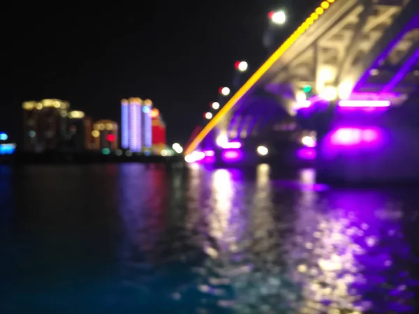 Bir şehir bina ve köprü ile bulanık bokeh ışıkları — Stok fotoğraf