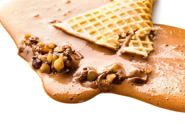 Cone de sorvete de chocolate derretido em um fundo branco — Fotografia de Stock