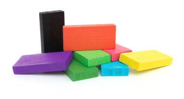 Beyaz arka plan üzerinde renkli ahşap oyuncak blokları