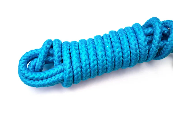 Amarrado até azul pulando corda no fundo branco — Fotografia de Stock