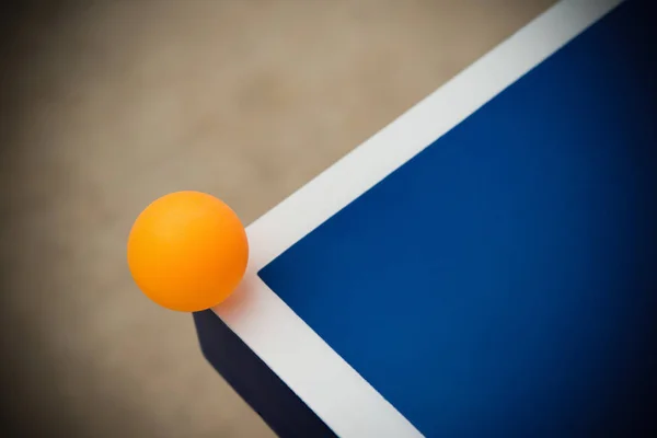 ピンポン ボールが青いピンポン テーブルの隅に当たる — ストック写真