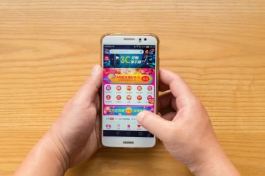  11 Kasım Çin online alışveriş gününde Jd cep üzerinden alışveriş adam
