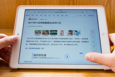 Zhongshan, Çin-Kasım 12, cep haber toplam online satış söyleyerek okuma 2017:man 253.97 - milyar Rmb Çin online alışveriş 11 Kasım günüdür