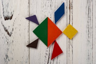 bir kaplumbağa şeklinde ahşap tangram