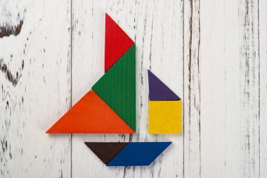 bir yelkenli şeklinde ahşap tangram