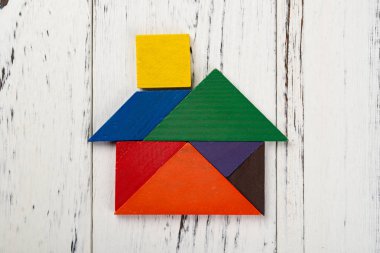 bir ev şeklinde ahşap tangram