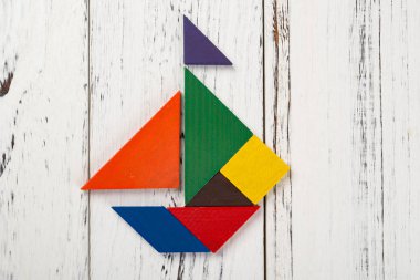 bir yelkenli şeklinde ahşap tangram
