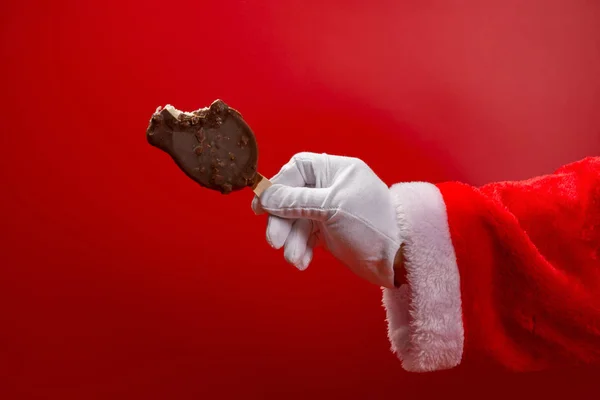 Santa Claus Sosteniendo Helado Sabor Chocolate Con Bocado — Foto de Stock