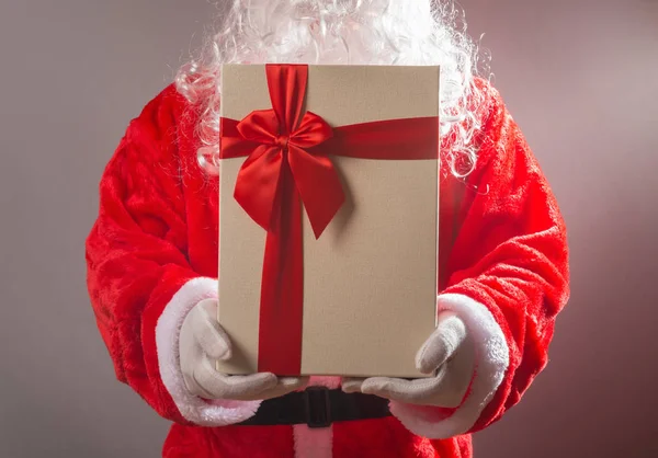 Santa Claus Entrega Una Caja Regalo Blanca Con Lazo Rojo — Foto de Stock