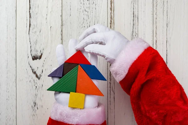 Santa Claus Sosteniendo Árbol Navidad Hecho Por Tangram Madera — Foto de Stock