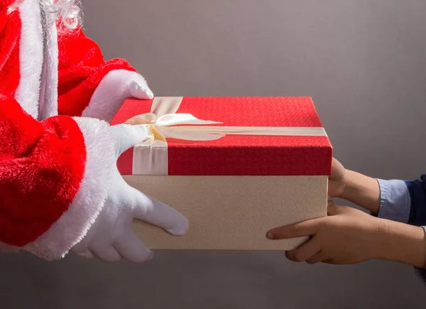 Santa Claus Entrega Una Caja Regalo Niño — Foto de Stock