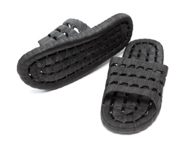 Beyaz arka planda siyah plastik terlik Çift