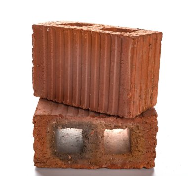 beyaz zemin üzerinde iki tuğla