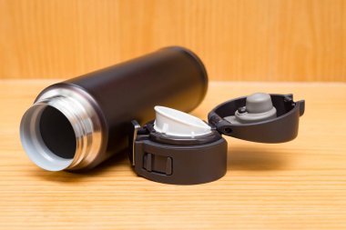 Bordo vakum tumbler ahşap masa üzerinde emniyet kilidi açıldı