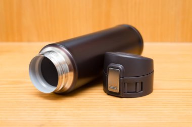 Bordo vakum tumbler ahşap masa üzerinde emniyet kilidi açıldı