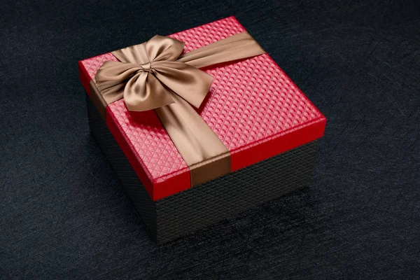 Rote Geschenkschachtel Mit Brauner Schleife Auf Dunklem Hintergrund — Stockfoto