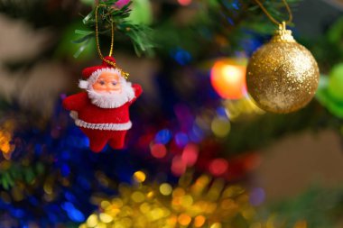 köknar ağacı Noel süslemeleri ile asılı bebek yakın çekim