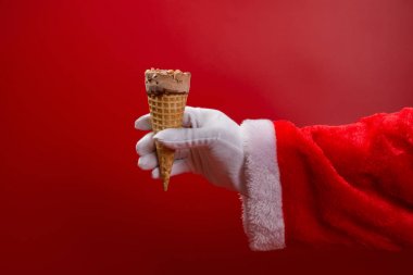 Noel Baba kırmızı bir Dondurma külahı holding