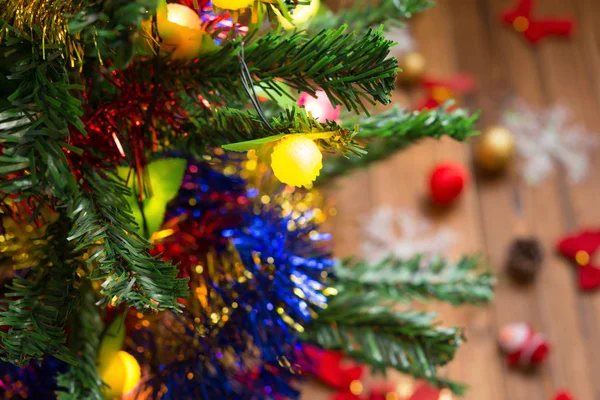 Tannenbaum Mit Weihnachtsschmuck Präparieren — Stockfoto