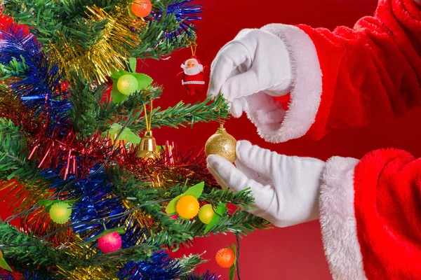 Santa Claus Opknoping Kerst Bal Aan Een Fir Tree — Stockfoto