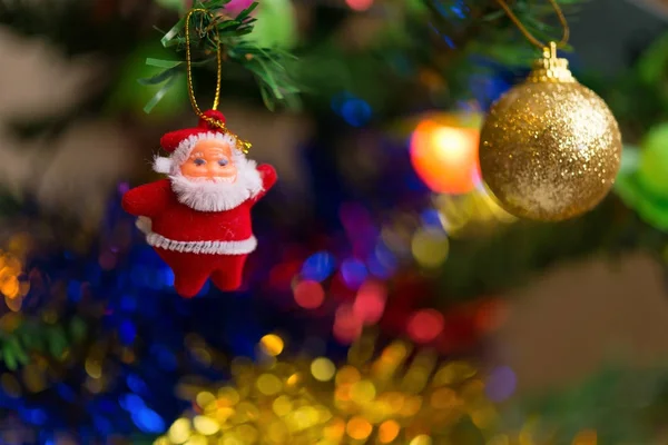 クリスマスの装飾とモミの木にぶら下がっている人形のクローズ アップ ストック写真