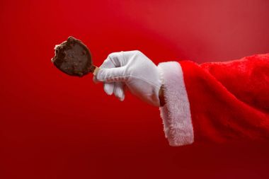 Noel Baba bir çikolata tadı tutan iki ısırıkları ile dondurma